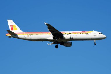 Iberia Airlines Airbus A321 Ec-Ilo yolcu uçağı Madrid Barajas Havaalanı'na iniş