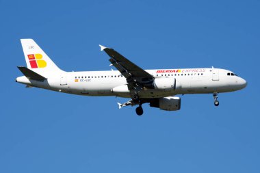 Iberia Express Airbus A320 Ec-Luc yolcu uçağı Madrid Barajas Havaalanı'na iniş