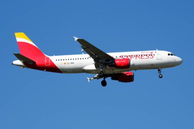Iberia Express Airbus A320 Ec-Mbu yolcu uçağı Madrid Barajas Havaalanı'na iniş