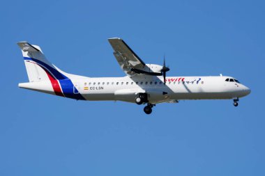 Swiftair Atr-72 Ec-Lsn yolcu uçağı Madrid Barajas Havaalanı'na iniş