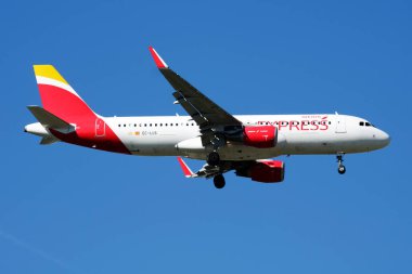 Iberia Express Airbus A320 Ec-Lus yolcu uçağı Madrid Barajas Havaalanı'na iniş