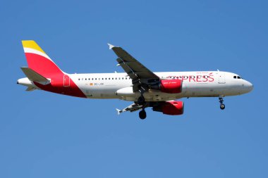 Iberia Express Airbus A320 Ec-Jsk yolcu uçağı Madrid Barajas Havaalanı'na iniş