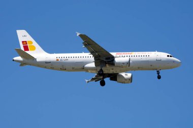 Iberia Express Airbus A320 Ec-Lkh yolcu uçağı Madrid Barajas Havaalanı'na iniş