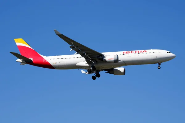 Iberia Airlines Airbus A330-300 EC-Lyf passagiersvliegtuig landing op Madrid Barajas Airport — Stockfoto