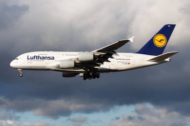 Lufthansa Airbus A380 D-Aima yolcu uçağı Frankfurt Havaalanı'na iniş