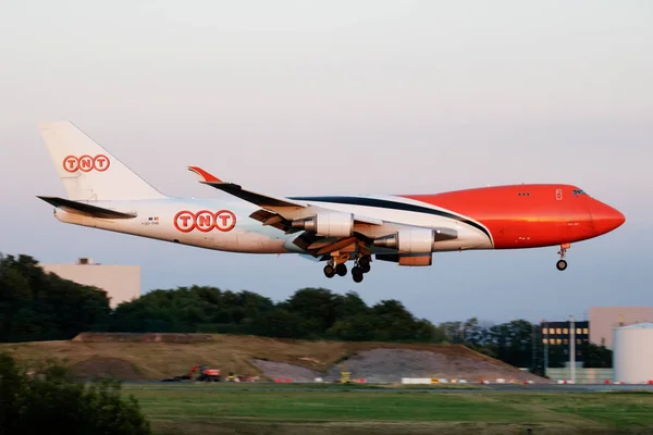 TNT Airways Boeing 747-400 OO-THB Cargo vliegtuig landing op Liege Airport — Stockfoto