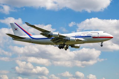 Kore Cumhuriyeti Hava Kuvvetleri Rokaf Boeing 747-400 10001 yolcu uçağı Güney Kore devlet başkanı ile G20 zirvesi için Hamburg Havaalanı'na iniş