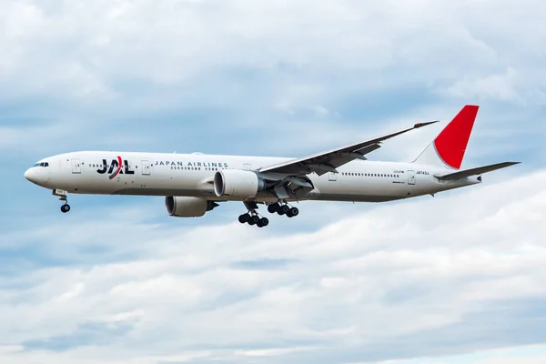 Japan Airlines Boeing 777-300ER Ja743j passagiersvliegtuig landing op de luchthaven van Frankfurt — Stockfoto
