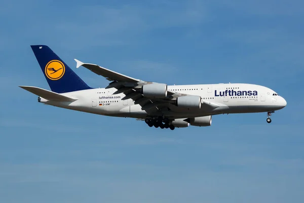 Avión de pasajeros Lufthansa Airbus A380 D-AIMF aterrizando en el aeropuerto de Frankfurt — Foto de Stock