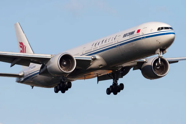 Boeing 777-300ER B-2036 d'Air China atterrissant à l'aéroport de Francfort — Photo