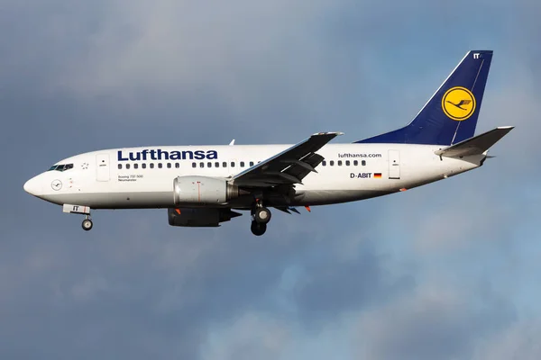 Lufthansa Boeing 737-500 D-ABIT passagerarplan landning på Frankfurt flygplats — Stockfoto