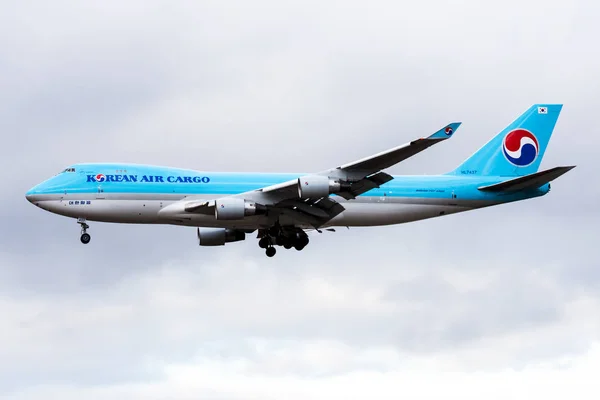 Korean Air Cargo Boeing 747-400 HL7437 avion cargo atterrissant à l'aéroport de Francfort — Photo