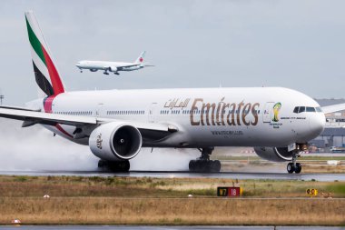 Emirates Airlines Boeing 777-300ER a6-EGP Frankfurt havaalanında yolcu uçağı kalkış