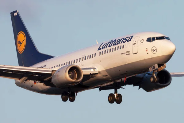 Lufthansa Boeing 737-300 D-Abxw passagerarplan landning på Frankfurt flygplats — Stockfoto