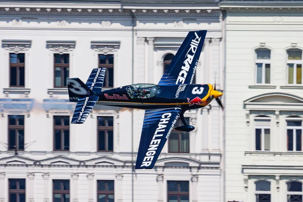 Red Bull Air Race 2015 Challenger osztály extra 330 repülőgép Budapest belvárosában a Duna felett — Stock Fotó