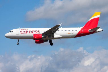 Frankfurt havaalanında Iberia Express Airbus A320 EC-LVQ yolcu uçağı iniş