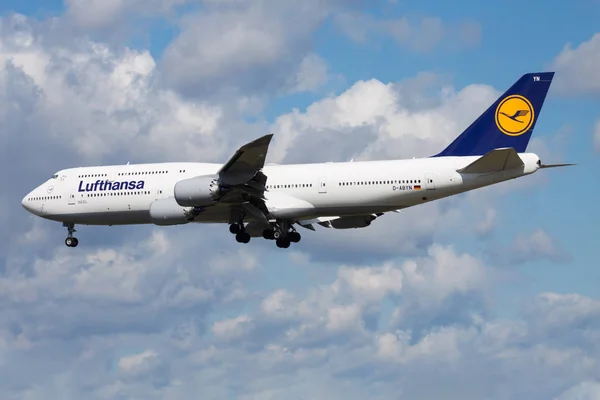 Lufthansa Boeing 747-8 D-ABYN avión de pasajeros aterrizaje en el aeropuerto de Frankfurt — Foto de Stock