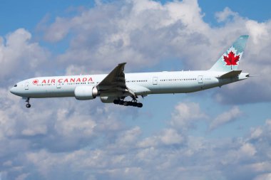 Frankfurt havaalanında Hava Kanada Boeing 777-300ER C-Fivs yolcu uçağı iniş