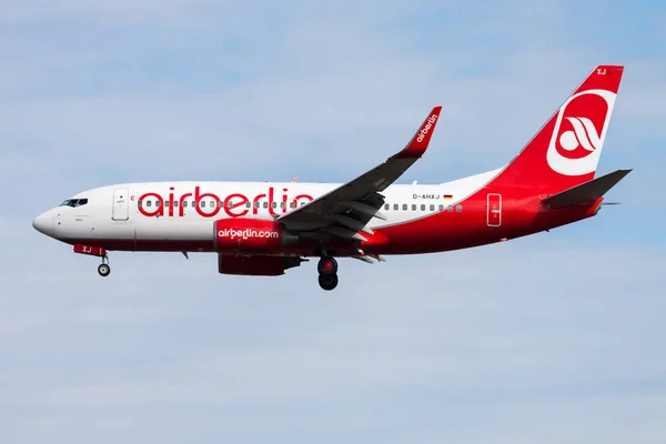 Boeing 737-700 D-AHXJ d'Air Berlin atterrissant à l'aéroport de Francfort — Photo