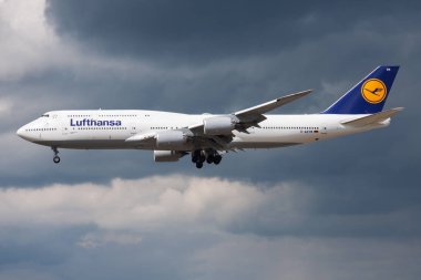 Frankfurt Havalimanı 'nda Lufthansa Boeing 747-8 D-Abym yolcu uçağı iniş