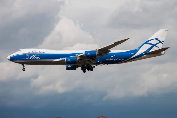 AirBridgeCargo Airlines Boeing 747-8 Avion cargo VQ-BLQ atterrissant à l'aéroport de Francfort — Photo