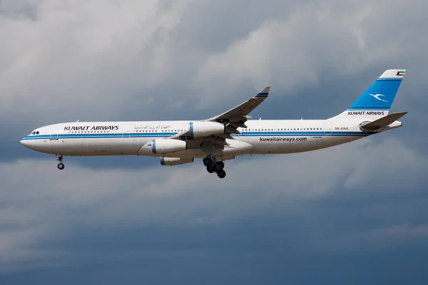 Kuwait Airways A340-300 9K-ANA passenger plane landing at Frankfurt Airport — Stock Photo, Image