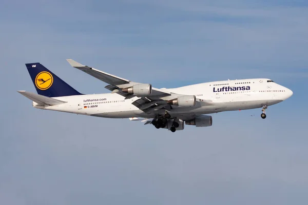 Lufthansa πτήση 747-400 D-Abvm επιβατικού αεροπλάνου στο αεροδρόμιο της Φρανκφούρτης — Φωτογραφία Αρχείου