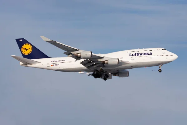 Lufthansa Boeing 747-400 D-Abvm yolcu uçağı Frankfurt Havaalanı'na iniş