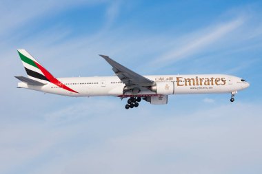 Emirates Airlines Boeing 777-300er A6-Ece yolcu uçağı Frankfurt Havalimanı'na iniş