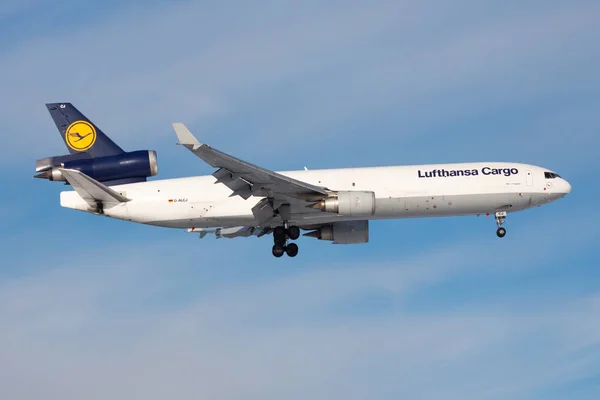 Lufthansa Cargo MD-11 D-Alcj fraktflygplan landning på Frankfurt flygplats — Stockfoto