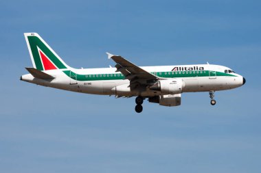 Alitalia Airbus A319 Ei-Img yolcu uçağı Frankfurt Havaalanı'na iniş