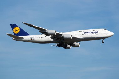 Lufthansa Boeing 747-8 D-Abyh yolcu uçağı Frankfurt Havaalanı'na iniş