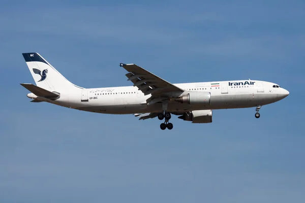 Iran Air Airbus A300 EP-IBC passenger plane landing at Frankfurt Frankfurt Airport — Stock Photo, Image