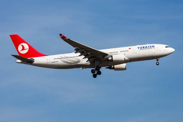 Turkish Airlines Airbus A330-200 TC-JNF passagiersvliegtuig landing op de luchthaven van Frankfurt — Stockfoto