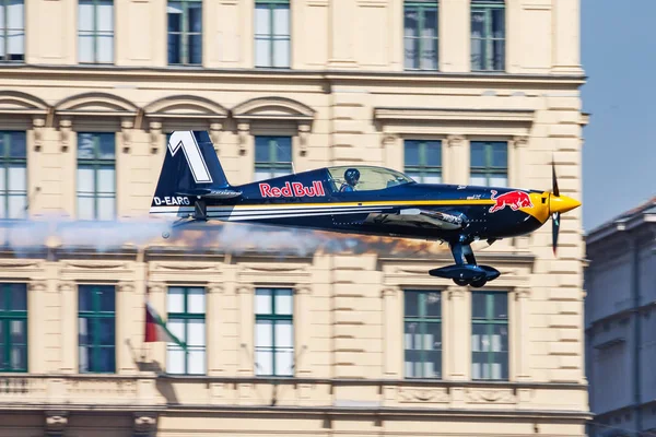 Червоний Бик Air Race 2015 клас претендента додаткові 330 літака над річкою Дунай в центрі Будапешта — стокове фото