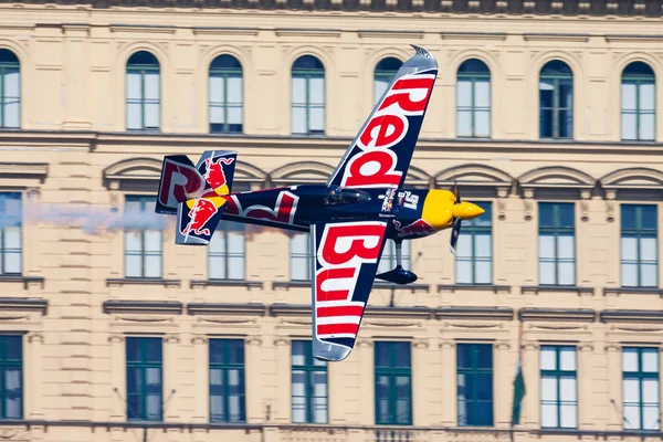 Peter besenyei mit n806pb zivko edge 540 beim Flug über die Donau in der Budapester Innenstadt beim Red Bull Air Race 2015 — Stockfoto