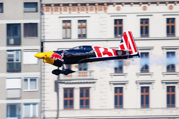 Peter besenyei mit n806pb zivko edge 540 beim Flug über die Donau in der Budapester Innenstadt beim Red Bull Air Race 2015 — Stockfoto