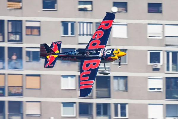 Kirby Chambliss mit n14kn zivko edge 540 fliegt über die Donau in der Budapester Innenstadt beim Red Bull Air Race 2015 — Stockfoto