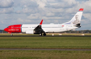 Amsterdam Schipol Havaalanı'nda Norveç Hava Servisi Boeing 737-800 Ln-Ngb yolcu uçağı kalkış