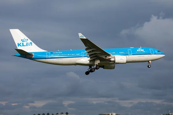 KLM Airbus A330-200 PH-AOE avion à passagers atterrissant à l'aéroport d'Amsterdam Schipol — Photo