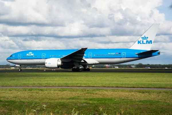 Départ de l'avion passager KLM Boeing 777-200 PH-BQP à l'aéroport d'Amsterdam Schipol — Photo