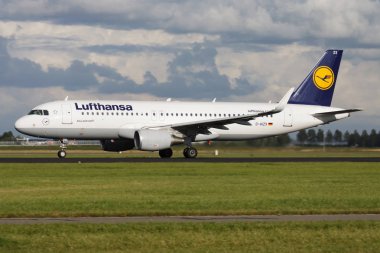 Amsterdam Schipol Havaalanı'nda Lufthansa Airbus A320 D-Aizx yolcu uçağı kalkış