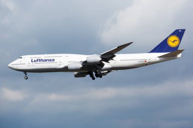 Lufthansa Boeing 747-8 D-Abyn yolcu uçağı Frankfurt Havaalanı'na iniş