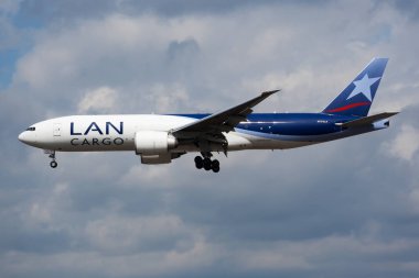 Lan Cargo Boeing 777-200 N772la kargo uçağı Frankfurt Havaalanı'na iniş