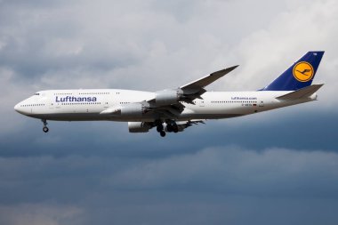 Lufthansa Boeing 747-8 D-Abyh yolcu uçağı Frankfurt Havaalanı'na iniş