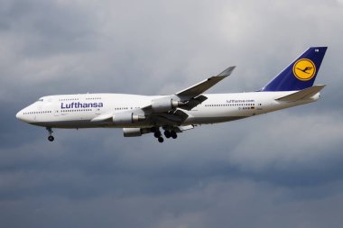 Lufthansa Boeing 747-400 D-Abvw yolcu uçağı Frankfurt Havaalanı'na iniş