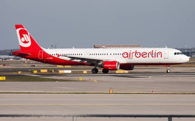 Frankfurt Havaalanı'nda Air Berlin Airbus A321 D-Abci yolcu uçağı kalkış