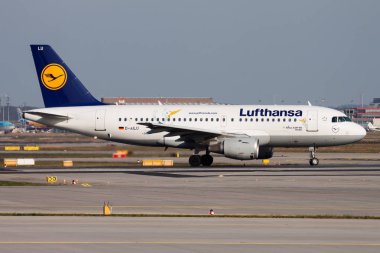 Frankfurt Havaalanı'nda Lufthansa özel etiket Airbus A319 D-Ailu yolcu uçağı kalkış