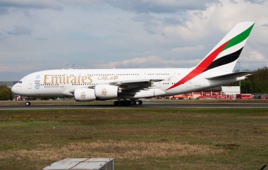 Emirates Havayolları Airbus A380 A6-Edd yolcu uçağı Frankfurt Havaalanı'nda taksi