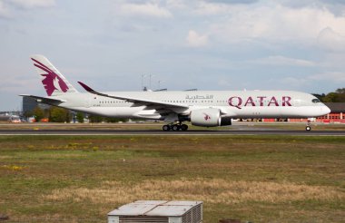 Frankfurt Havaalanı'nda Qatar Airways Airbus A350-900 A7-Alb yolcu uçağı kalkış